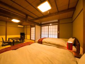 Giường trong phòng chung tại Yufuin Gettouan