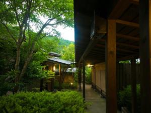 汤布院月灯庵外面的花园