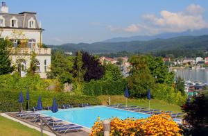 ośrodek z basenem i budynkiem w obiekcie Seepark Velden w mieście Velden am Wörthersee