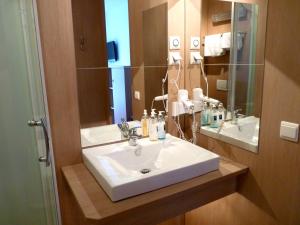 y baño con lavabo blanco y espejo. en Hotel Blie, Bed & Breakfast, Self Check-in en Horn