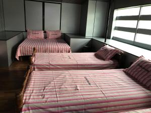Ένα ή περισσότερα κρεβάτια σε δωμάτιο στο Devanjana Inn Guruvayoor