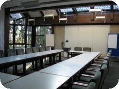 une salle de classe avec des tables et des chaises dans l'établissement Haus Mönter-Meyer, à Bad Laer