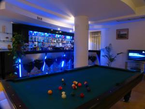Biliár nebo kulečník v ubytování Hotel Afrodita