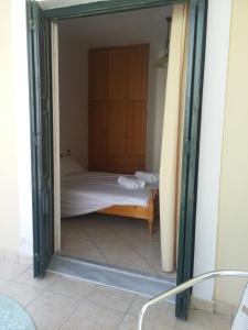 Een bed of bedden in een kamer bij Irini Apartments Anaxos