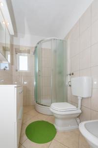 PuljaneにあるHoliday home Ana with pool national park krkaのシャワー、トイレ、洗面台を備えたバスルーム +17枚の写真