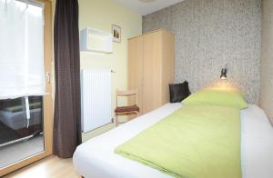フィーホーフェンにあるAppartement Dürlingerのベッドルーム1室(ベッド1台、緑の毛布付)