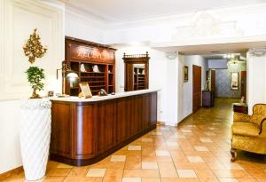 a lobby with a bar in the middle of a room at Dworek Emilli in Wieliczka