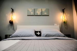 um quarto com uma cama branca com duas luzes em Picaflor em Las Palmas de Gran Canaria
