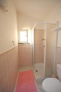 サルザーナにあるLa Via dei Cardiのバスルーム(シャワー、トイレ付)、窓が備わります。