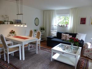 a living room with a table and a couch at FeWo Parkblick mit 2 Bädern in Bad Harzburg