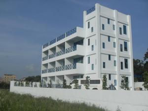 金沙鎮的住宿－金門海灣Villa會館 ，白色的建筑,旁边设有阳台
