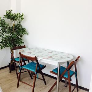 コンスタンツァにあるSummer Residence Robertoの白いテーブル