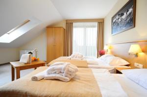 Posteľ alebo postele v izbe v ubytovaní Hotel Alpejski