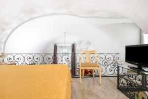 Televízia a/alebo spoločenská miestnosť v ubytovaní Capri Dreaming