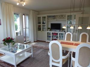 a living room with a white table and chairs at FeWo Parkblick mit 2 Bädern in Bad Harzburg