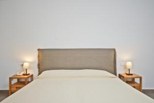 سرير أو أسرّة في غرفة في Xenia Hotel
