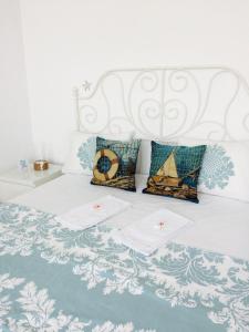 コンスタンツァにあるSummer Residence Robertoの白いベッド(白いヘッドボード、枕付)