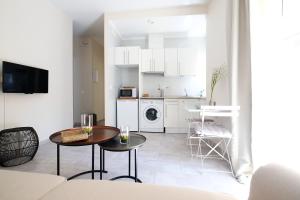 Una sala de estar con una mesa y una cocina. en CSE San Miguel, en Sevilla