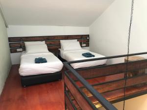 Llit o llits en una habitació de Lima.Tujoh