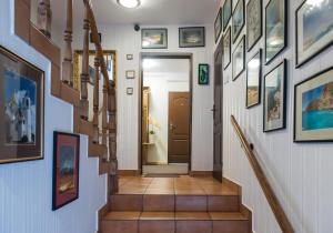 un pasillo con fotografías en las paredes y una escalera en Villa Ambra, en Osowa