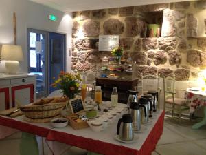 uma mesa com comida na cozinha em Domaine du Lac Ferrand em Saint-Cirgues-en-Montagne