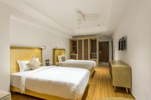 Hotel Abika Elite客房内的一张或多张床位