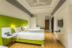 Hotel Abika Elite客房内的一张或多张床位