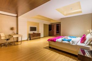 Hotel Abika Elite客房内的一张或多张床位