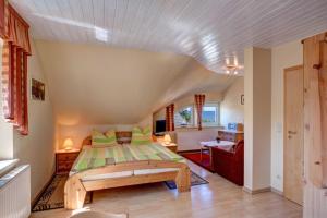 - une chambre avec un lit et une table dans l'établissement Panoramablick _ Heringsdorf, à Heringsdorf