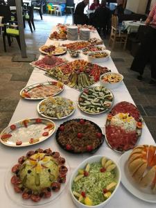 マルテッロにあるHotel Ortlerhofの様々な料理を盛り込んだテーブル