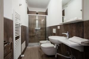 Vonios kambarys apgyvendinimo įstaigoje Astoria Suite Apartments