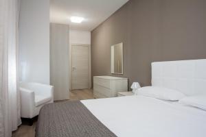 Un pat sau paturi într-o cameră la Astoria Suite Apartments