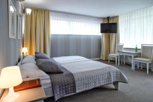 Postel nebo postele na pokoji v ubytování Hotel Niedźwiadek