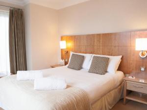 Кровать или кровати в номере Harbour Heights Hotel