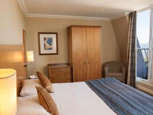 Кровать или кровати в номере Harbour Heights Hotel