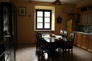 a kitchen with a table and chairs and a window at Casa Radiosa in Sora