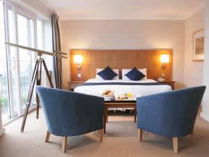 Кровать или кровати в номере Harbour Heights Hotel