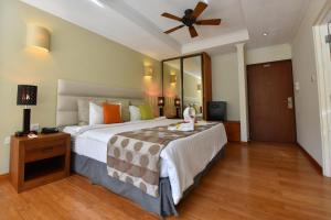 Postel nebo postele na pokoji v ubytování Crown Beach Hotel Seychelles