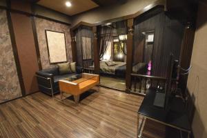 - un salon avec un canapé et un lit dans l'établissement Nuda by H-Seven (Adult Only), à Yokohama