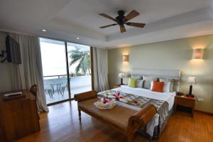 Postel nebo postele na pokoji v ubytování Crown Beach Hotel Seychelles