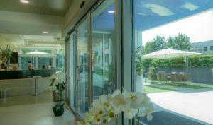 eine Vase voller weißer Blumen in der Lobby in der Unterkunft Hotel Kristal 3 Stelle Superior in Zanè