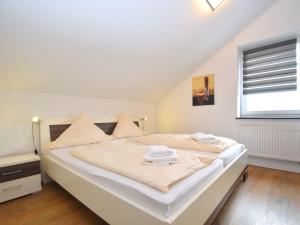 Cama blanca en habitación con ventana en Modern Apartment in Willingen near Ski Lift, en Willingen