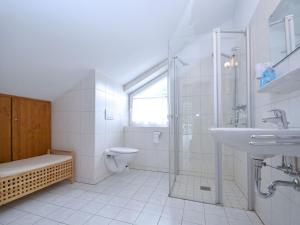 y baño con aseo y lavamanos. en 2 separate flats with balcony on the ski slope, en Willingen