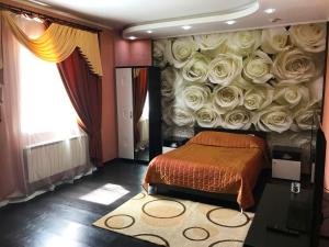 a room with a bed, a table, and a window at Hotel Complex La Mezon in Samara