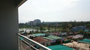 balkon z widokiem na miasto w obiekcie Well Park Resort w mieście Koks Badźar