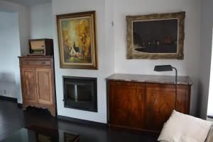 uma sala de estar com lareira e um armário de madeira em Durbuy Vues Infinies em Durbuy