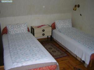 シオーフォクにあるSiófok Aranypartのベッドルーム1室(ベッド2台、ドレッサー、引き出し付)が備わります。