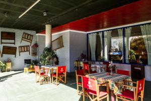 um restaurante com mesas e cadeiras num pátio em Hostal Casa Manolo em La Senia