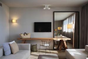 Televízia a/alebo spoločenská miestnosť v ubytovaní Hotel Peralada Wine Spa & Golf