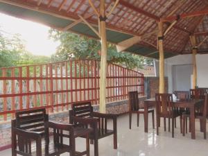 Reštaurácia alebo iné gastronomické zariadenie v ubytovaní Lombok Holiday Hotel
